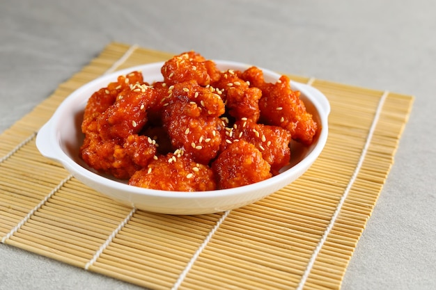 El pollo Yangnyeom es un plato de pollo frito preparado al estilo coreano.