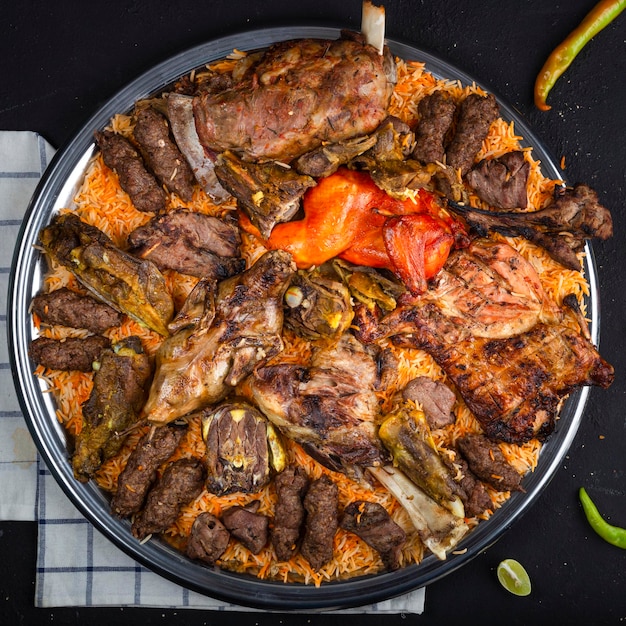 Pollo yemení mandi carne arroz pollo a la parrilla pichón relleno y kofta