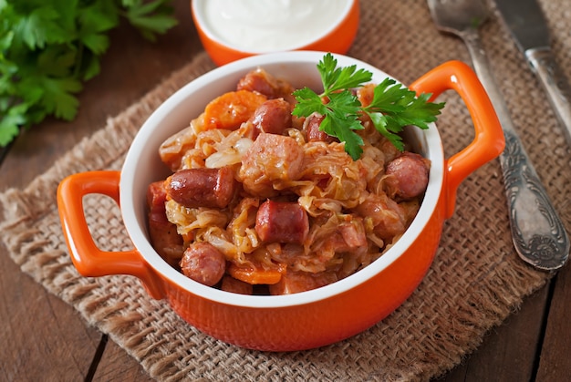 Polnische Bigos mit geräucherter Wurst und Speck