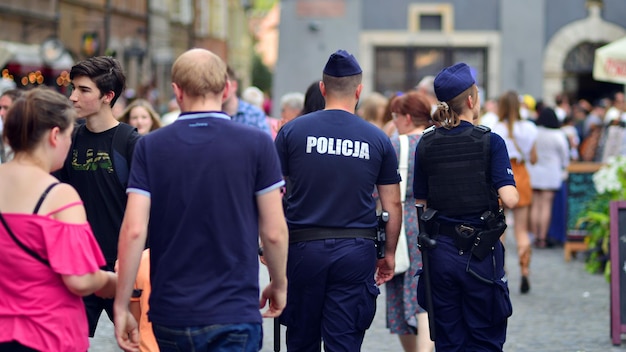 Polnische Polizisten in gelben Leuchtwesten