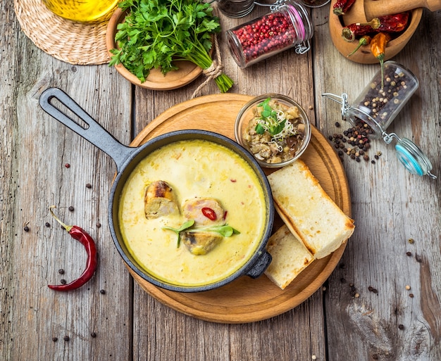 Polnische traditionelle Ostersuppe mit Ei, selektiver Fokus