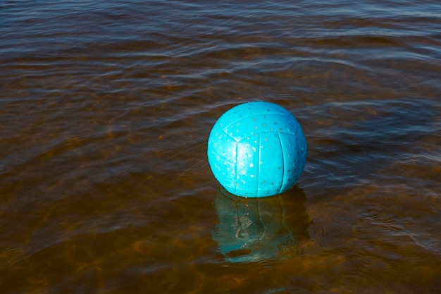 Polo aquático Bola amarela no mar com respingo