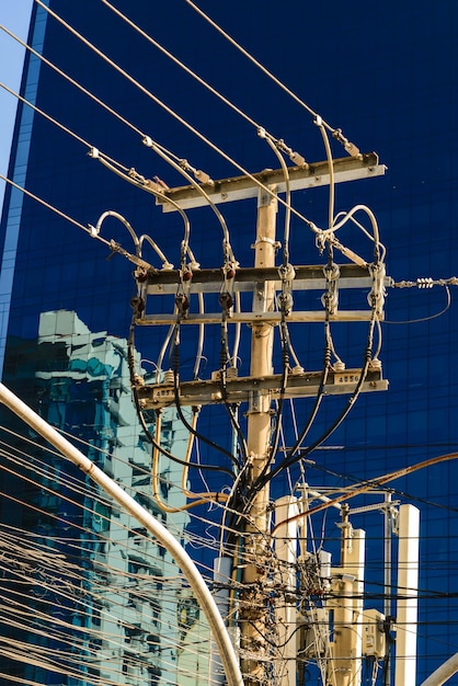 Foto polo de distribución de energía eléctrica