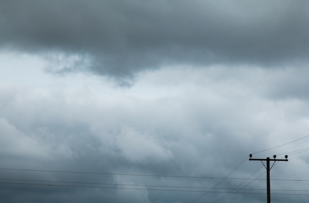 Polo eléctrico y cielo oscuro antes de la lluvia