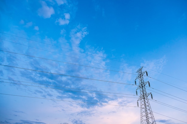 Polo eléctrico de la torre de alto voltaje en el cielo azul