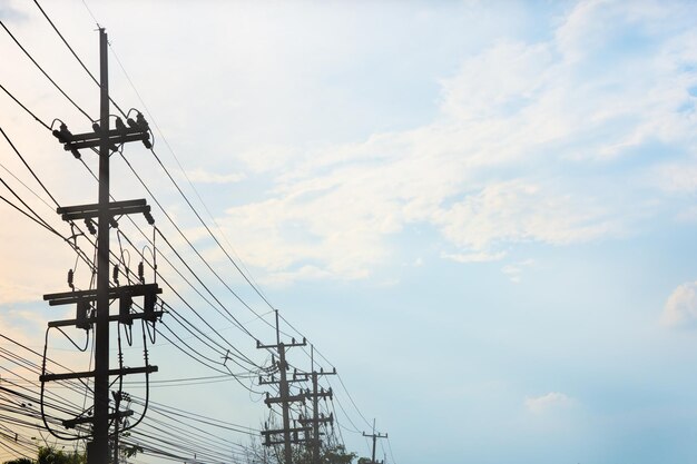 Pólo elétrico ligado aos fios elétricos de alta tensão