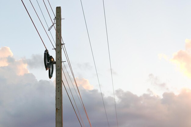 Pólo elétrico ligado aos fios elétricos de alta tensão