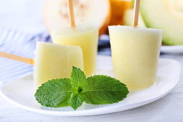 Polo de hielo de melón en primer plano de la mesa