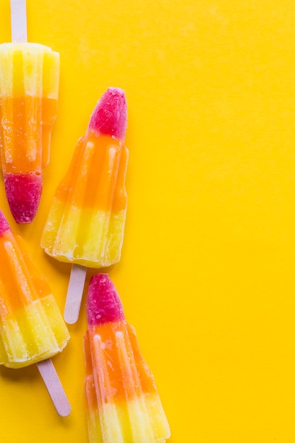 Polo de hielo de verano con forma de cohete sobre un fondo amarillo brillante