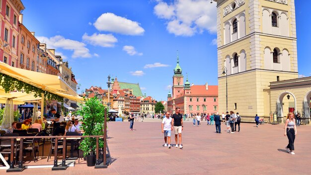 Foto polonia varsovia 18 de mayo de 2024 gente de diferentes edades y nacionalidades camina a través de la ciudad vieja