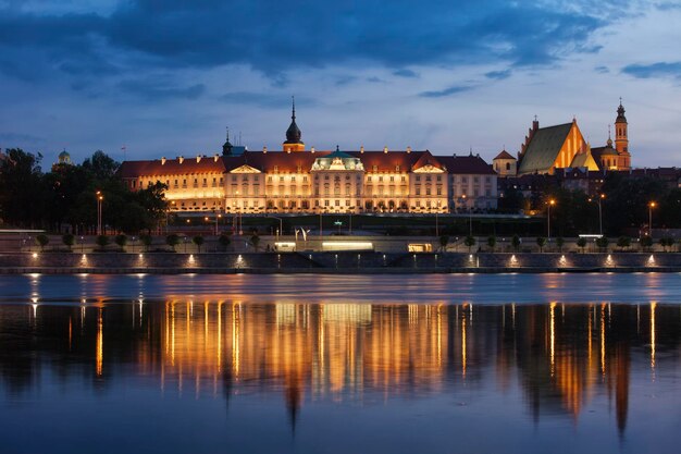 Polonia, Varsovia, el Castillo Real y el casco antiguo al anochecer, reflexión sobre el río Vístula