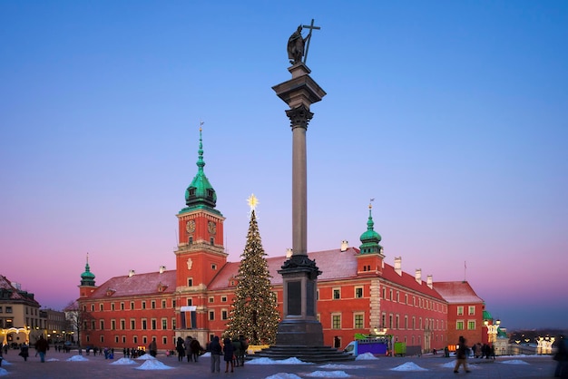 Polonia, Varsovia, el Castillo Real y la columna del rey Segismundo III Vasa al atardecer
