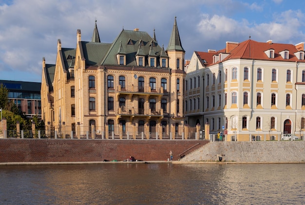 Polônia Wroclaw 16 de abril de 2022 Vista para o Rio Odra e Tumski Island Old Town of Wroclaw na primavera de 2022