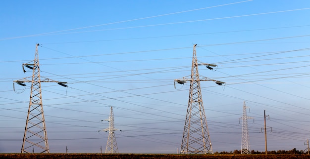 polos de alta tensión con cables eléctricos