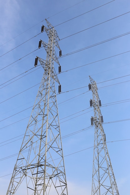 Polos de alto voltaje en el cielo azul.