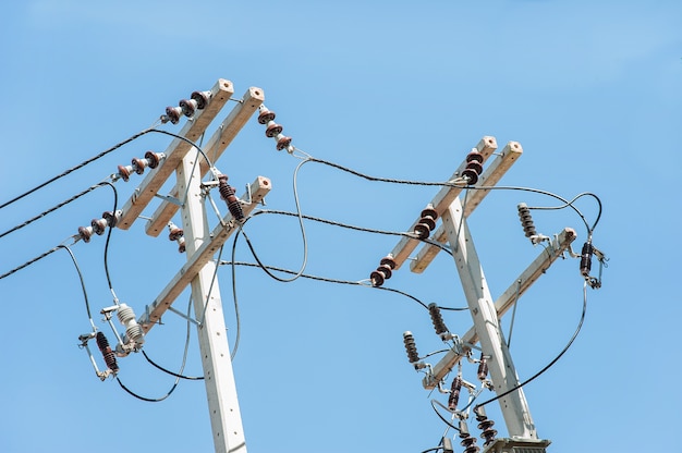 Pólos elétricos duplos no céu azul