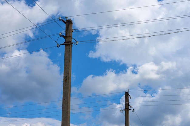 Polos de la línea de transmisión eléctrica contra el cielo.