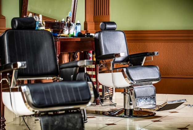 Poltrona de barbearia cabeleireiro moderno e salão de cabeleireiro barbearia para homens Cadeira de barbeiro vintage elegante Cabeleireiro profissional no interior da barbearia Cadeira de barbearia