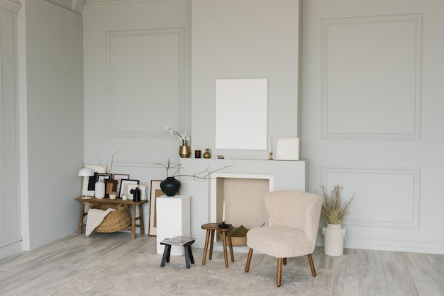Poltrona de lareira e pinturas de maquete na sala de uma casa de estilo escandinavo