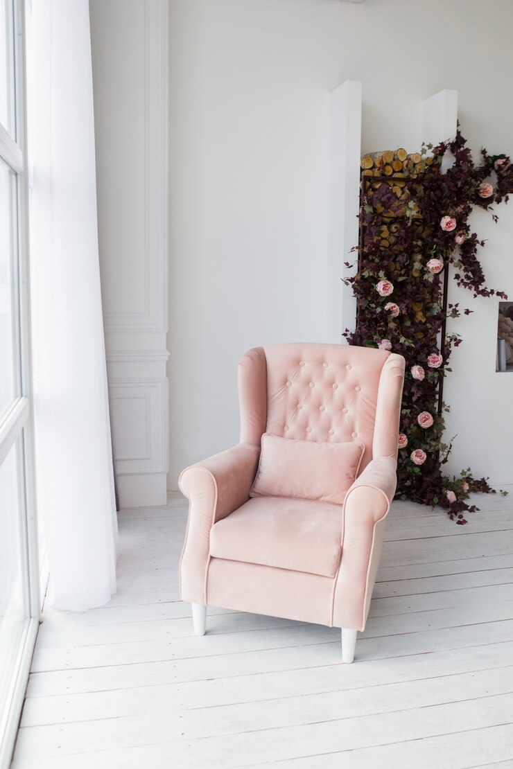 Poltrona rosa na sala de estar.