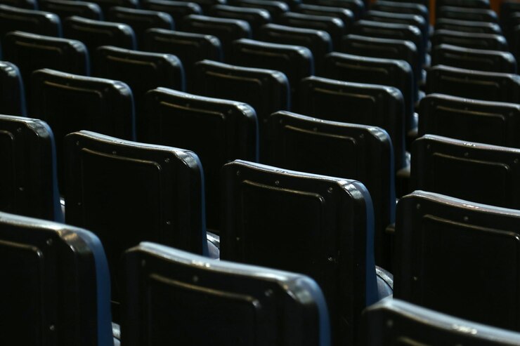 Foto poltronas na cor grafite em um teatro vazio