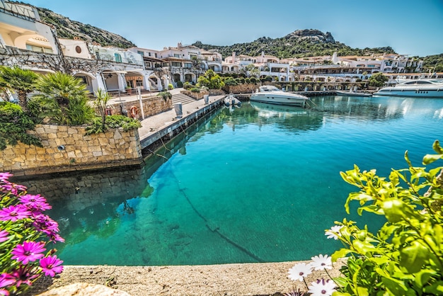 Poltu Quatu Hafen an einem klaren Tag Sardinien