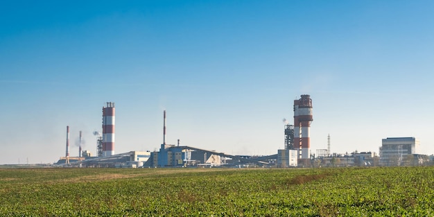 Poluição ambiental da paisagem industrial resíduos da usina térmica Grandes tubos da planta da empresa da indústria química