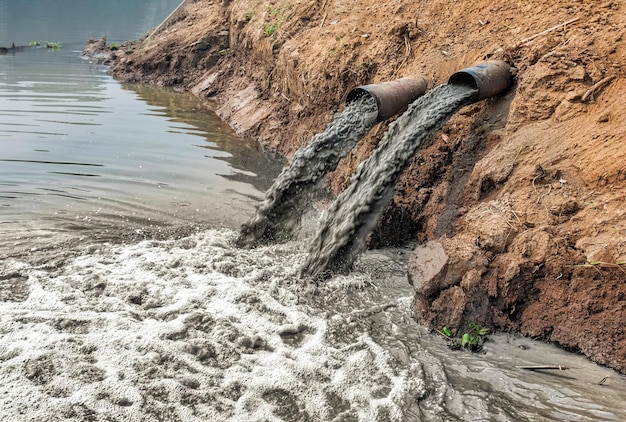 Foto poluição da água no rio porque as águas residuais industriais não tratam antes da drenagem.