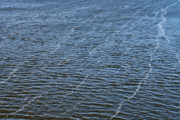 Foto poluição da linha de espuma no rio