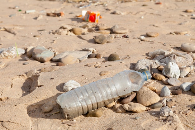 Poluição da praia Garrafas de plástico