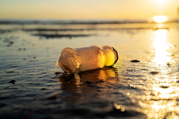 Poluição de garrafas de água de plástico no oceano