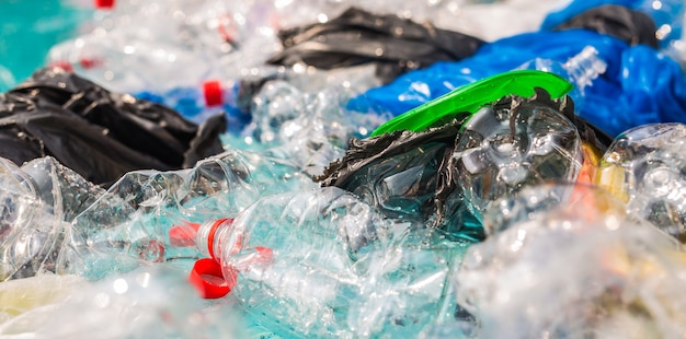 Poluição de lixo plástico no ambiente aquático.