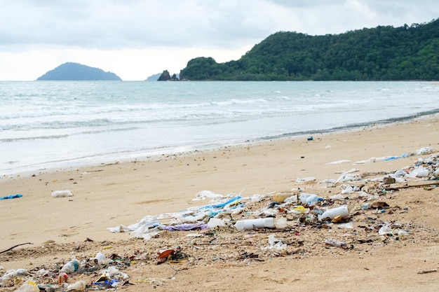 Poluição lixos plástico e resíduos na praia