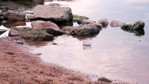 Poluição plástica no oceano Problema ambiental Poluição de despejo oceânico em uma praia tropical