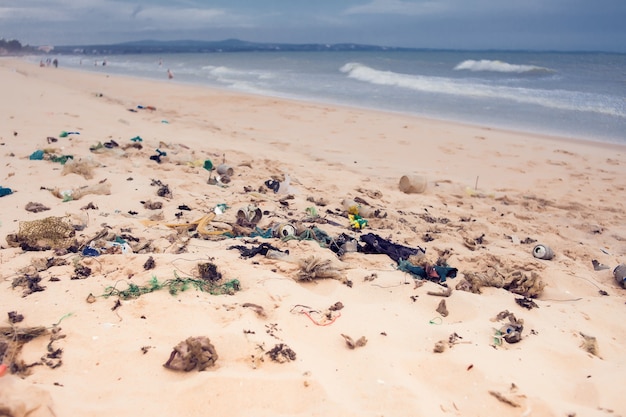 Poluições e lixo no mar e na praia