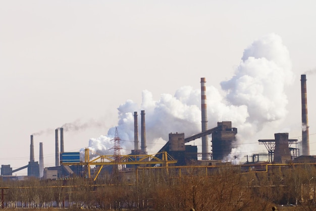 Poluindo o ar uma nuvem de cada vez Foto da poluição do ar em uma área industrial