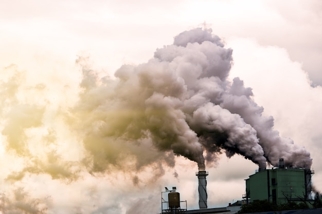 Polusión de fábrica y nube oscura