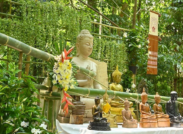 Polvilhe água em uma imagem de Buda Canudos de bambu água polvilhe água em uma imagem de Buda Festival Songkran na Tailândia