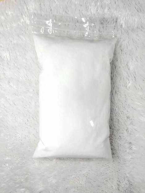 Polvo blanco en una bolsa de plástico transparente