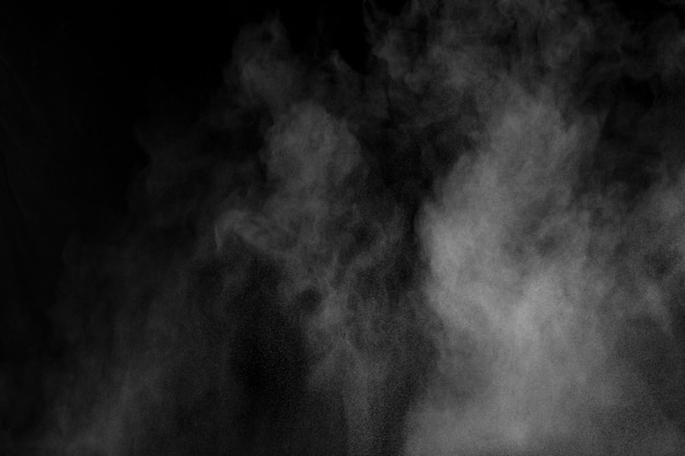 Polvo blanco explosión nube contra fondo negro. Salpicaduras de partículas de polvo blanco.