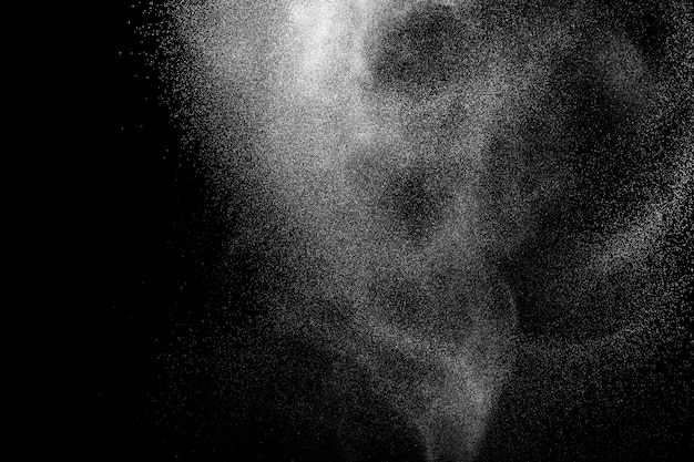 Polvo blanco explosión nube contra fondo negro. Salpicaduras de partículas de polvo blanco.