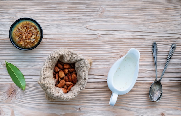 Polvo de cacao y habas del cacao en fondo de madera.