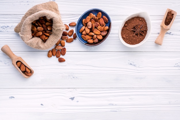 Polvo de cacao y habas del cacao en fondo de madera.