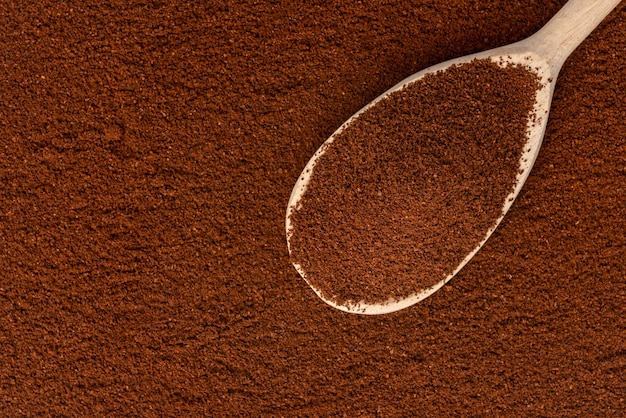 Polvo de café con cuchara de madera