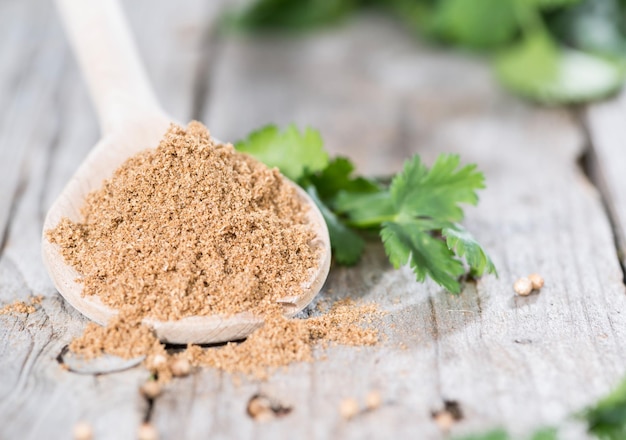 Polvo de cilantro en una cuchara de madera