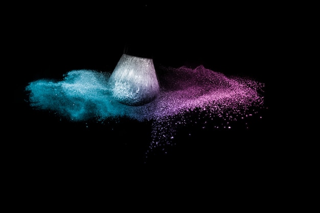 Polvo cosmético del océano morado y azul que se separa