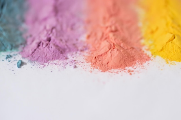 El polvo cosmético que se puede utilizar para la belleza facial que es hermoso y de color natural.