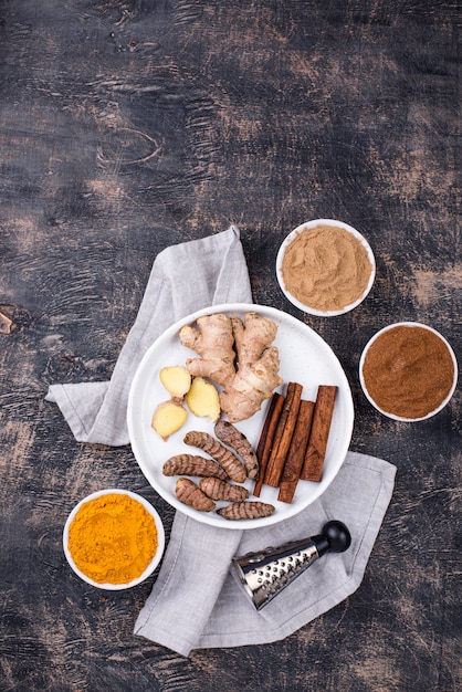 Polvo de cúrcuma, canela y jengibre.