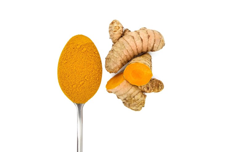 Polvo de cúrcuma y raíces aisladas sobre fondo blanco Especias orientales