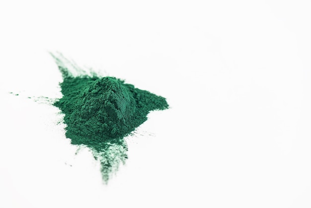 Polvo de espirulina sobre un fondo blanco.